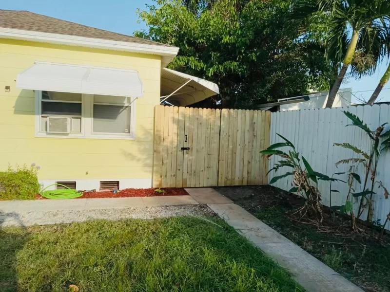 5 Min To Beach Large Living Room Fenced Backyard Bbq Firepit Driveway Boat Parking Lake Worth Beach Esterno foto